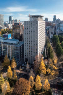【写真-8 左:A棟 右:B棟 既存A棟を踏襲したモノトーン