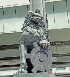 東京市章を手にする獅子像