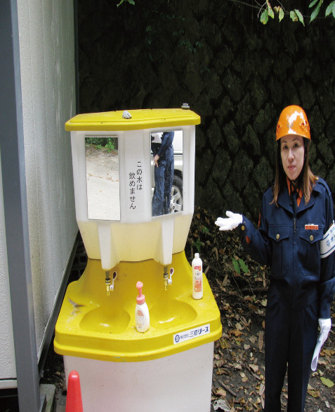 写真-3 鏡付の専用手洗い器の設置