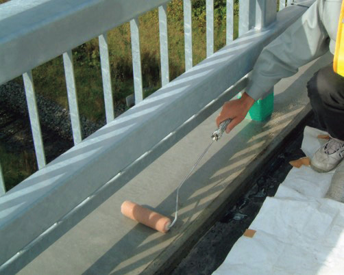 写真－1　シラン系表面含浸材の塗布の様子