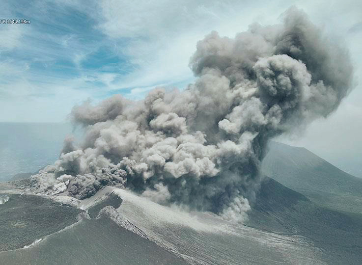 写真- 1 新燃岳火口から立ち上る噴煙(7 月6 日)