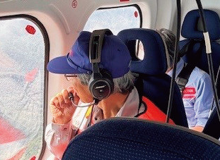 写真- 2 TEC-FORCE アドバイザーとの合同調査(防災ヘリコプターによる上空調査)