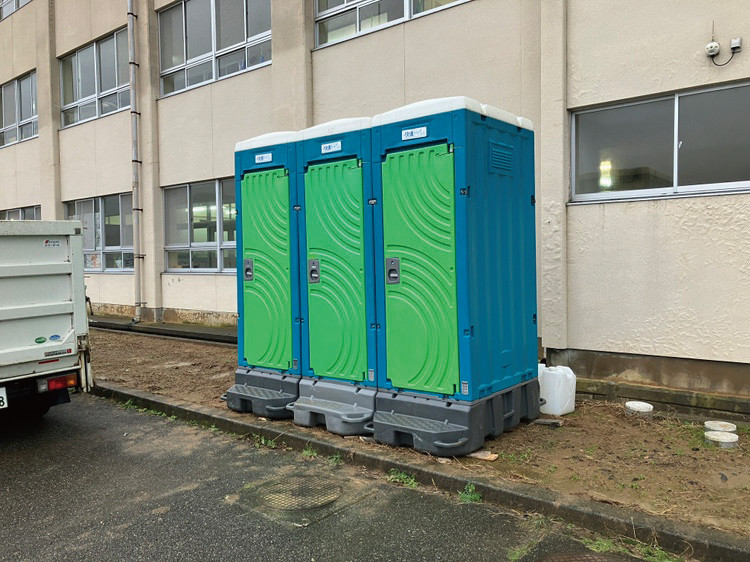 図-2 避難所の屋外に並ぶ単体トイレ②.