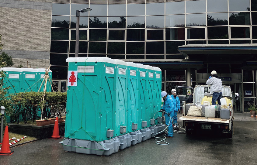 図－1　避難所の屋外に並ぶ単体トイレ①