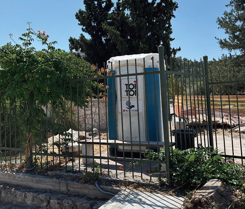 図-3 ド イツ・チェコ・ギリシャなどヨーロッパで見られる仮設トイレ(TOiTOi)単体トイレだがサイズが日本で見られるものより大きい。