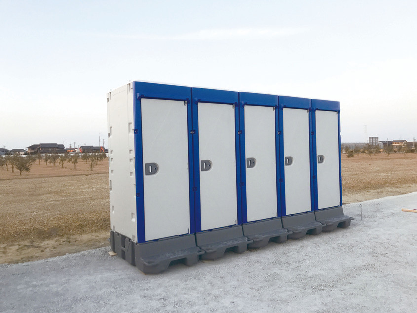 図-4 国内の仮設トイレ一例。写真のトイレでも便槽は330L。