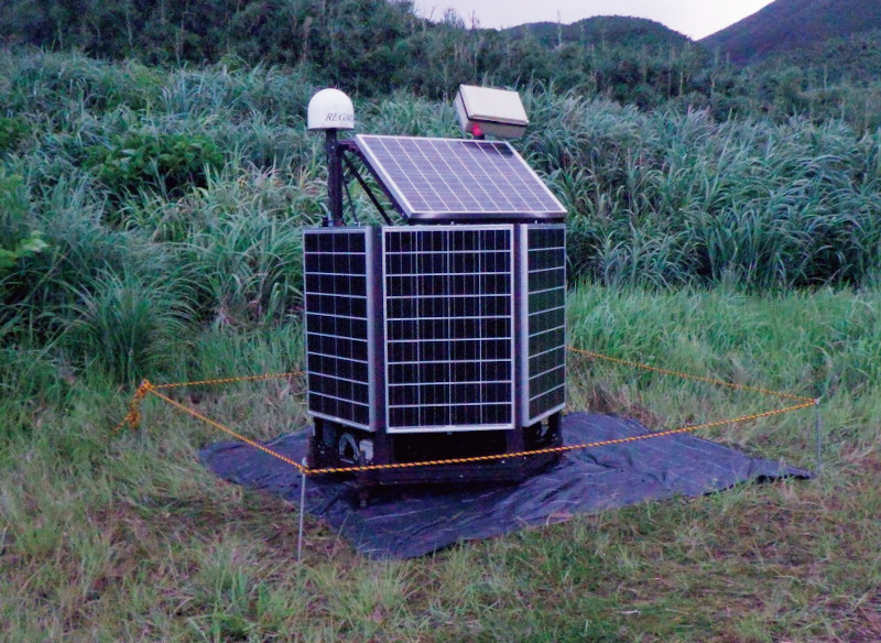 写真- 3 悪石島に設置した地殻変動観測装置