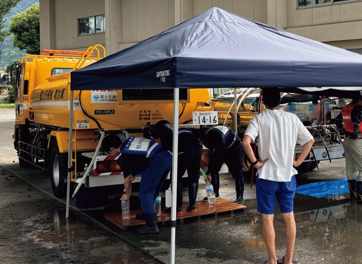 写真- 5 散水車(給水装置付き)による給水支援(鹿児島県姶良市)