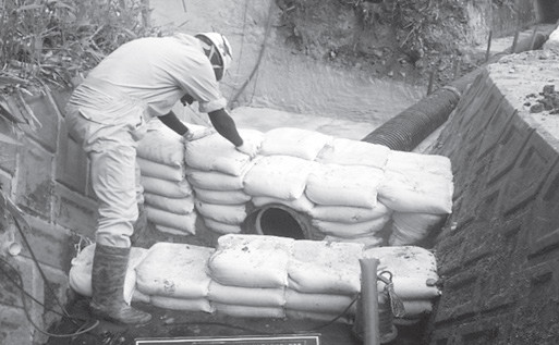 写真- 7 土のう積立作業状況