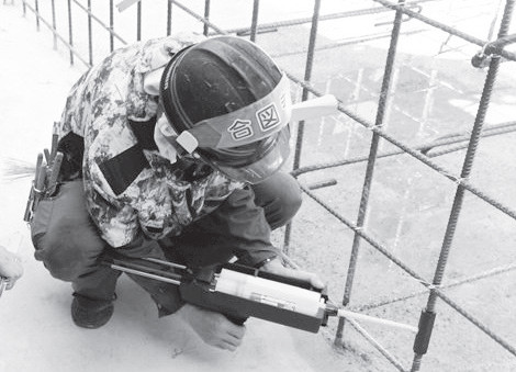 写真- 5 機械式継手(グラウト)作業状況