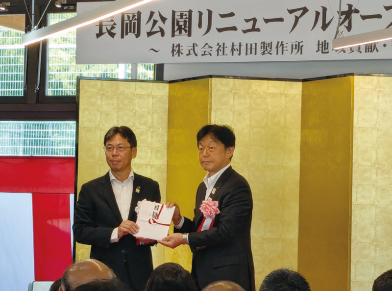 写真-10 村田製作所代表取締役社長 中島規巨(右)から,長岡京市長 中小路健吾へ寄附目録贈呈