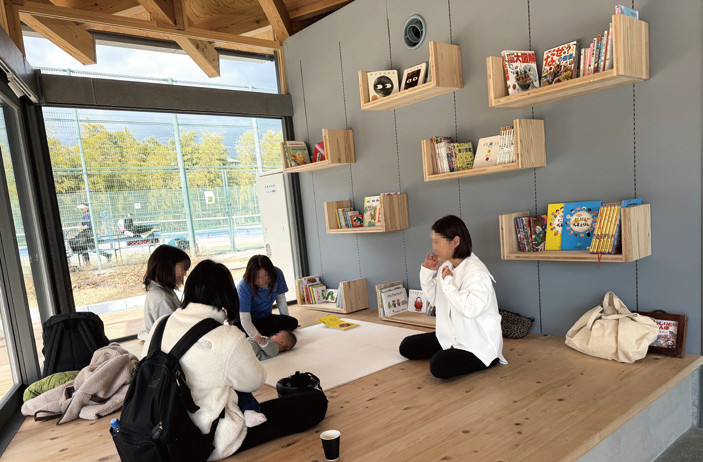 写真-12 こども保健室カフェ開催の様子(センター棟の小上がりに村田製作所寄附の図書を配置)