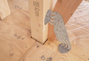 岡部が特殊なスリット形状の木造筋交い用接合金物『ブレスターZ600』を発売