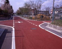 すべり止めカラー舗装用材 (表面処理工法) 可とう性エポキシ樹脂 ハードカラーEPOの詳細