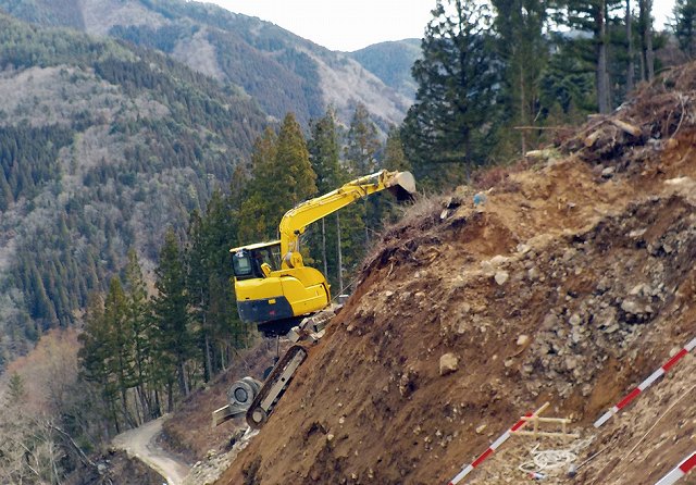 ロッククライミングマシーンによる法面掘削工法の詳細