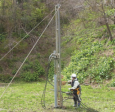 ダウンザホールハンマ等の大がかりな杭打機ではなく、エアーハンマー式削孔機械を使用して鋼管杭式基礎を設置。モノレール等による搬出入が可能で、施工性に優れている。