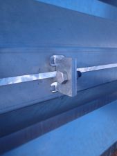 片側施工巾止金具の詳細