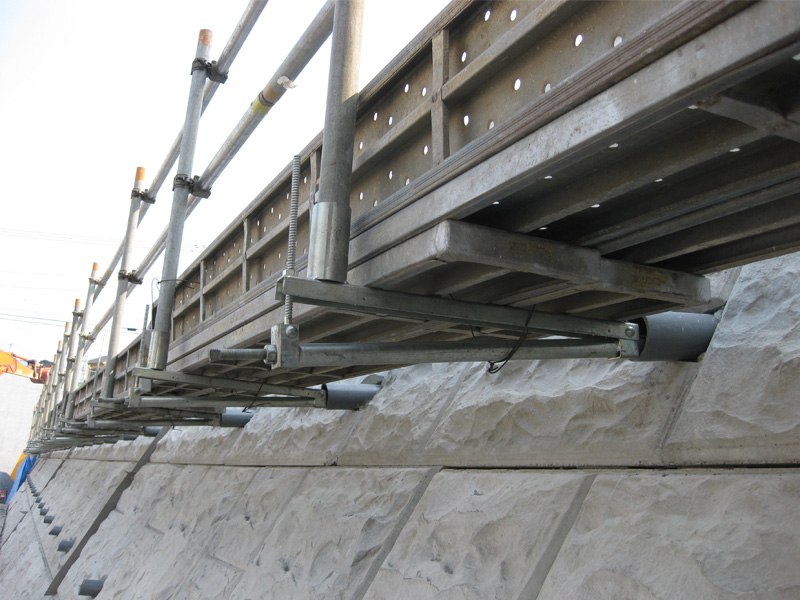 水抜きパイプ足場