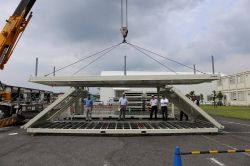 クレーンに連動した折畳式ユニットハウス建て上げ・折り畳み(工法)の詳細