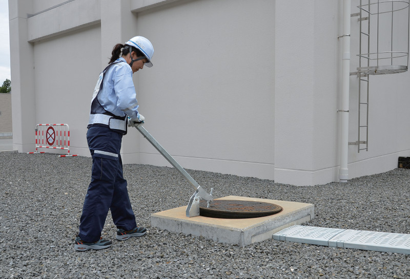 らくらくマンホール開閉器