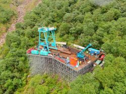 狭隘地専用地すべり抑止杭施工システムの詳細