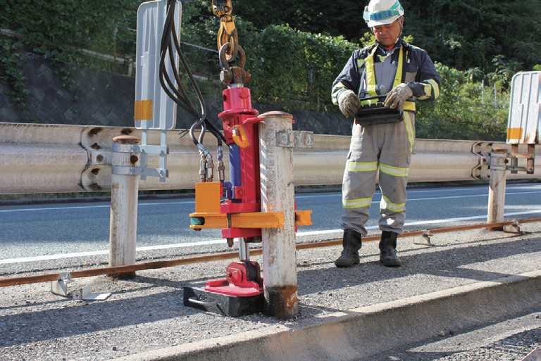 油圧式小型抜柱機