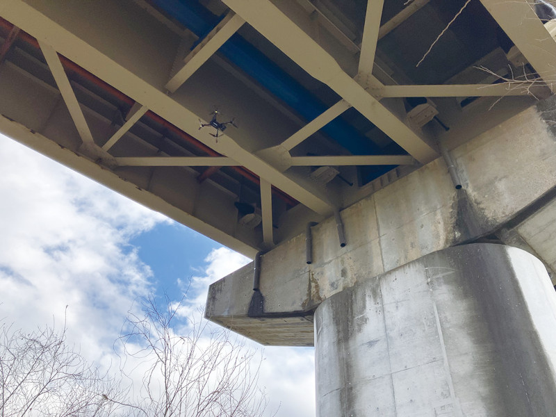 全方位衝突回避ドローンやポールカメラを用いた水管橋点検技術