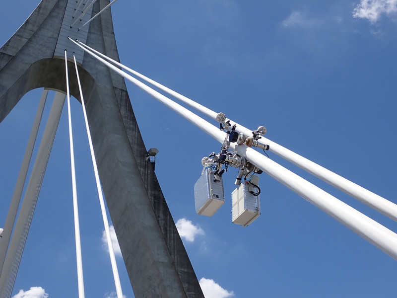 斜張橋における斜材の点検ロボット