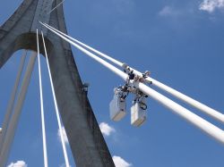 斜張橋における斜材の点検ロボット