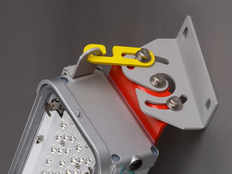 トンネル照明器具の落下リスクを低減可能な取付一体金具の詳細