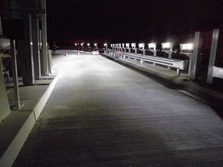 均一な明るさで眩しくない低位置照明設備の詳細