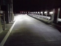 均一な明るさで眩しくない低位置照明設備の詳細