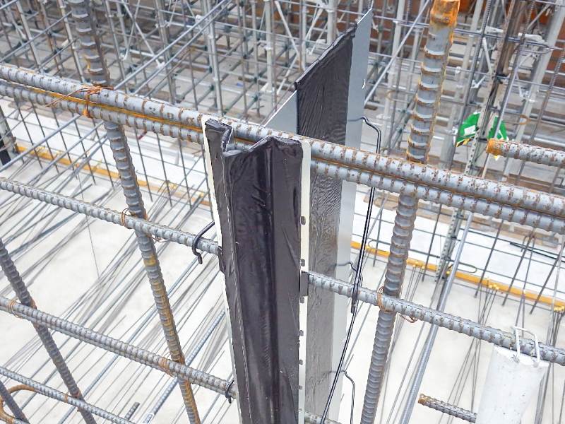 ワンタッチ固定で施工可能な誘発目地材