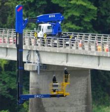 昇降デッキ搭載の橋梁点検車の詳細